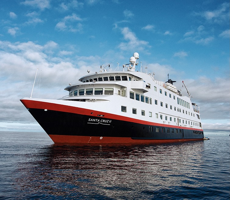 Does the Galapagos Santa Cruz II offer laundry services on board?